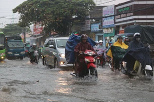 Nhọc nhằn di chuyển trong mưa chiều 7-11